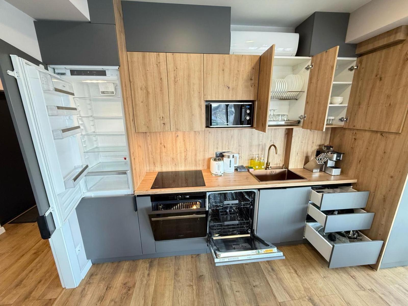Rentnow Large And Cozy Apartment In The Center, Parking Кишинев Екстериор снимка